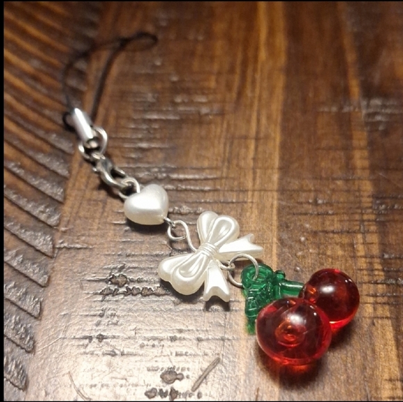 Red Heart Bag Charm And Cellphone Set - Picture 4 of 7